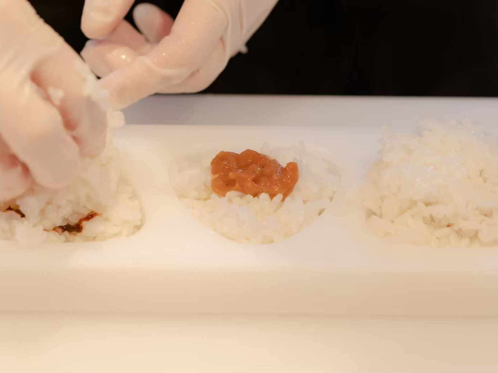 にぎりむすびの料理中